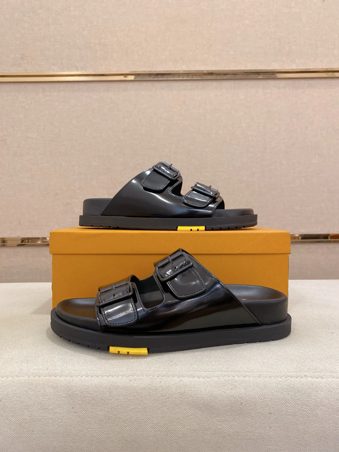 Factory price: 420💰Made by LV🔍Top purchasing agent. Men's spring and summer slippers are available at the same counter. The uppers are made of cowhide imported from Italy. High-quality craftsmanship, soles: original soles specially provided by the original factory, exclusive movable molded soles are super comfortable, original factory follow-up goods, 🔍🔍high quality, can be entered and exited the counter at will, welcome to compare, code number 38-44. Can be customized45
